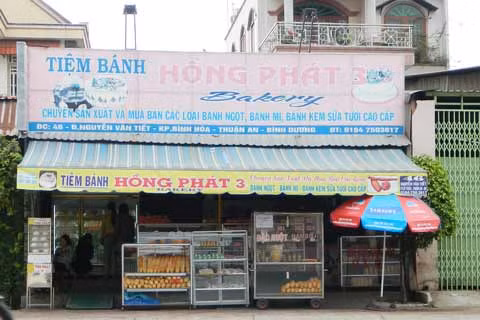 Mặc dù vi phạm, nhưng tiệm bánh mì Hồng Phát vẫn ngang nhiên hoạt động Mặc dù vi phạm, nhưng tiệm bánh mì Hồng Phát vẫn ngang nhiên hoạt động