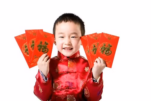 Hãy dạy trẻ biết trân trọng phong bao lì xì như là một món quà ý nghĩa, một niềm vui bất tận... Ảnh minh họa. Hãy dạy trẻ biết trân trọng phong bao lì xì như là một món quà ý nghĩa, một niềm vui bất tận... Ảnh minh họa.