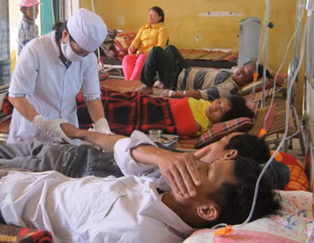 Một trong số người bị ngộ độc đang điều trị tại TTYT Ba Tơ. Một trong số người bị ngộ độc đang điều trị tại TTYT Ba Tơ.