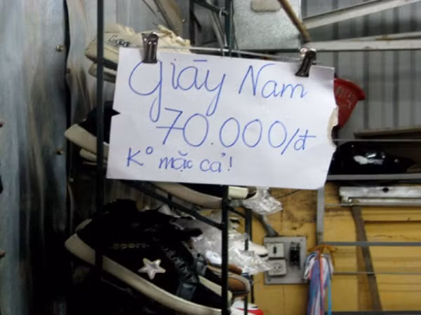 Phong phú về kiểu dáng và màu sắc, hợp túi tiền là lí do các bạn sinh viên tìm đến những khu chợ đêm. Những đôi dép này là sản phẩm nhái các nhãn hiệu Nike, Adidas, Levis có giá chỉ từ 35.000 - 70.000 đồng.