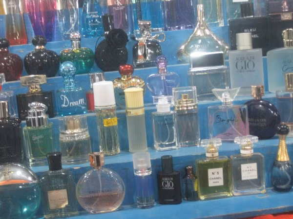 Nước hoa nhái các thương hiệu Dream, Chanel, Gio... có giá từ vài chục đến hơn trăm nghìn. Biết là "hàng lởm" nhưng nhiều sinh viên "ham của rẻ" nên loại mỹ phẩm này vẫn đắt khách.