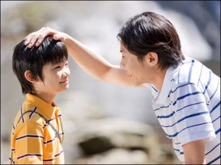 “Nghe bố nói đây con, muốn giàu lên nhanh chóng thì chớ có bao giờ đồng ý đổi 10 đồng của mình mà chỉ lấy dù là 9 đồng rưỡi của người khác nghe con...". Ảnh minh họa.