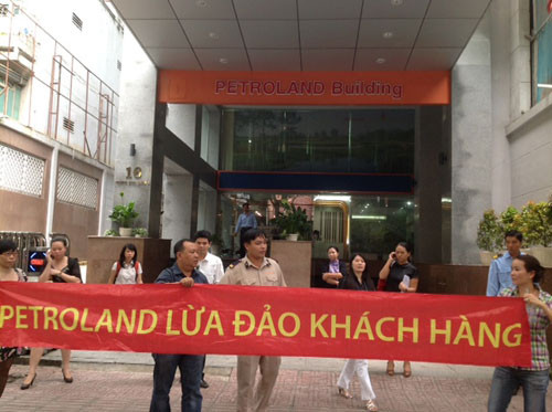 Dự án quá chậm, chủ đầu tư không chịu thanh lý hợp đồng như cam kết, nhiều khách hàng đã kéo đến trụ sở công ty phản đối.