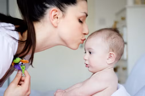 Cứ hễ nghe ai nói đến chuyện “con trai lớn rồi, sinh tiếp em bé đi” là chồng Thùy lại rùng mình, nghĩ đến tương lai một bà mẹ đỏng đảnh chẳng biết chăm con. Ảnh minh họa.