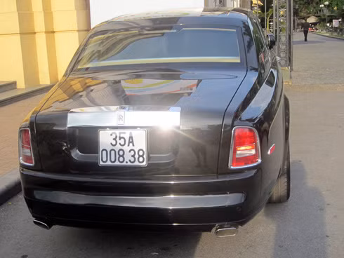 Chỉ có 33 chiếc thuộc bộ sưu tập Phantom in hình rồng được sản xuất với khách hàng mục tiêu của hãng xe siêu sang là ở Trung Quốc. Nhưng đã có ít nhất 4 chiếc về đến Việt Nam, với 2 xe đầu tiên mang số thứ tự "1" và "2". Đây hiện được coi là phiên bản đẳng cấp nhất Việt Nam, với những khác biệt trong thiết kế và số lượng hạn chế.