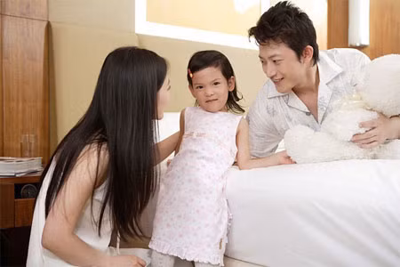 Để con không phải chứng kiến “cảnh nóng” của bố mẹ, nên có những biện pháp an toàn ngay từ đầu. Ảnh minh họa.