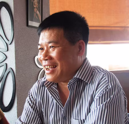 Anh Trần Văn Thạch (SN 1963) ở thị trấn Hương Khê, huyện Hương Khê (Hà Tĩnh) chủ nhân siêu xe Rolls-Royce Phantom rồng đình đám là dân kinh doanh đa ngành, trong đó có kinh doanh gỗ. Anh Trần Văn Thạch (SN 1963) ở thị trấn Hương Khê, huyện Hương Khê (Hà Tĩnh) chủ nhân siêu xe Rolls-Royce Phantom rồng đình đám là dân kinh doanh đa ngành, trong đó có kinh doanh gỗ.