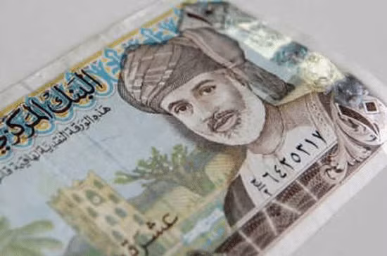 3. Đồng Rial của Oman (OMR) Tỷ giá: 1 OMR = 2,5 USD; 1 OMR = 0,3 Euro Mệnh giá cao nhất của tiền xu: 0,5 OMR Mệnh giá cao nhất của tiền giấy: 50 OMK