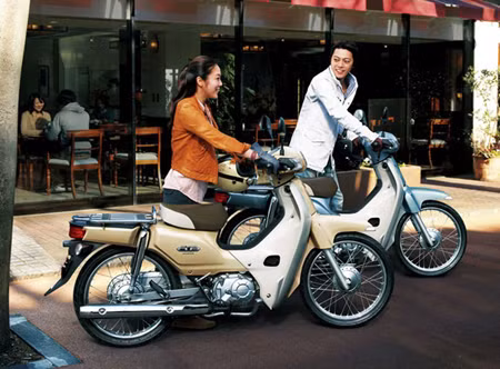 Dù từng hùng hồn tuyên bố: "Chúng tôi không muốn nhìn thấy những chiếc xe Cub nữa" nhưng hãng xe máy nổi tiếng của Nhật Bản liên tiếp cho ra những phiên bản Super Cub. Và Super Cub 110 2013 cũng nằm trong sự nối tiếp đó do nhu cầu về chiếc xe này của khách hàng Nhật Bản không ngừng tăng cao, buộc Honda phải đưa mẫu xe huyền thoại này trở lại dây chuyền sản xuất với số lượng giới hạn.