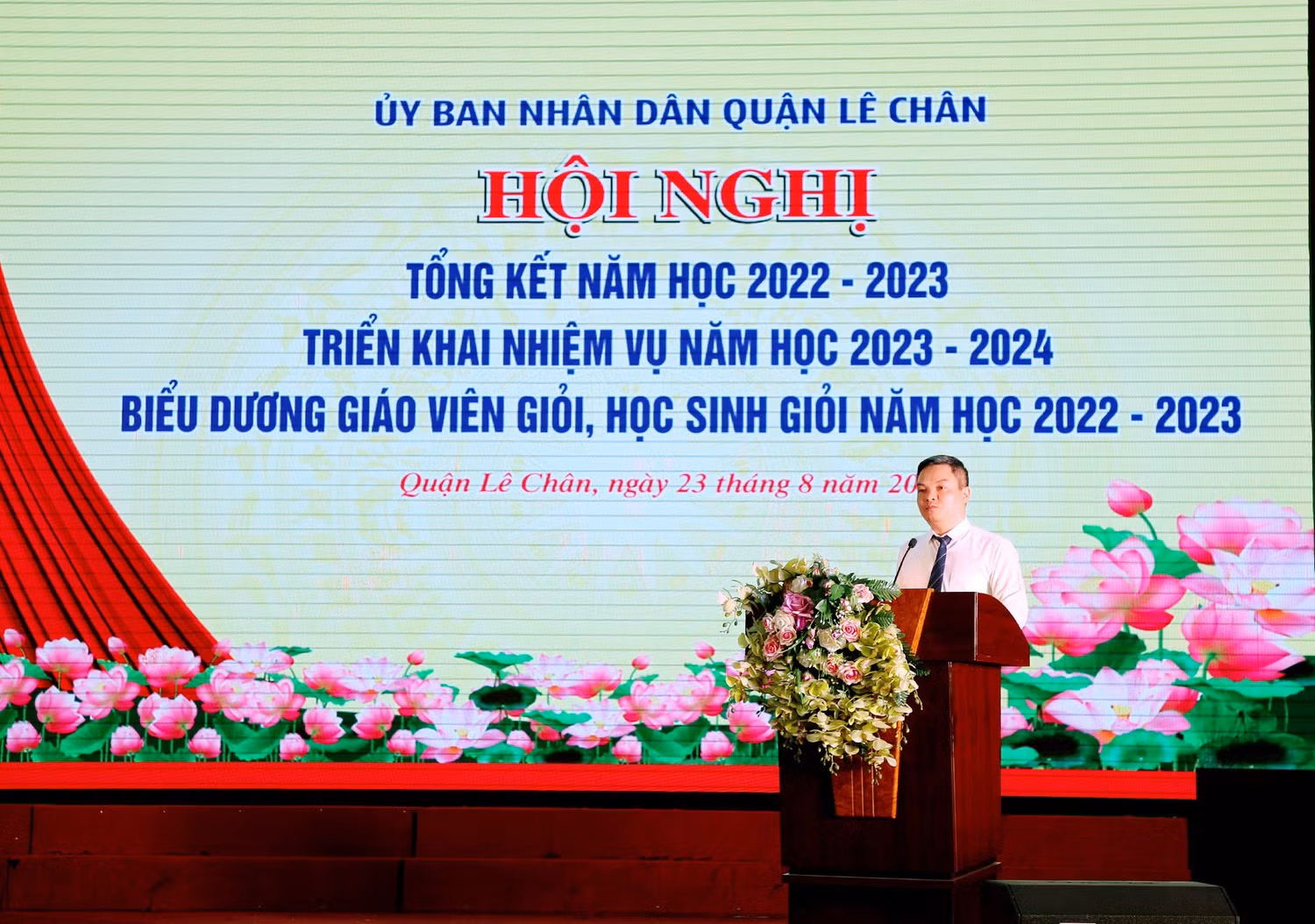 Ông Nguyễn Hoàng Linh – Chủ tịch Uỷ ban nhân dân quận Lê Chân giao nhiệm vụ cho ngành giáo dục và đào tạo quận trong năm học mới (Ảnh: LT)