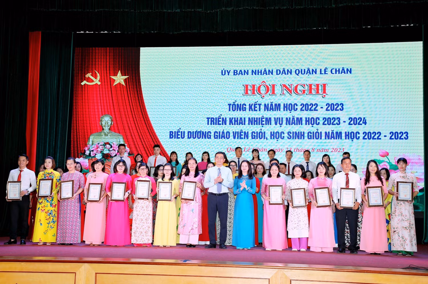 Lãnh đạo Sở Giáo dục và đào tạo Hải Phòng, lãnh đạo quận Lê Chân tặng bằng khen cho các tập thể, cá nhân (Ảnh: LT)