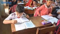 Nhiều học sinh tiểu học cũng phải quỳ xuống đất thay vì ngồi ngay ngắn trên ghế khi viết bài (Ảnh nguồn minh họa: baoquangngai.vn).