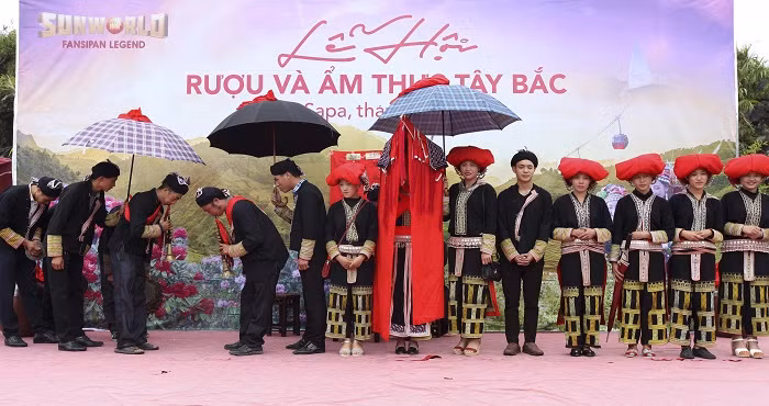 Tái hiện hình ảnh đám cưới của người dân tộc Dao đỏ. Tái hiện hình ảnh đám cưới của người dân tộc Dao đỏ.