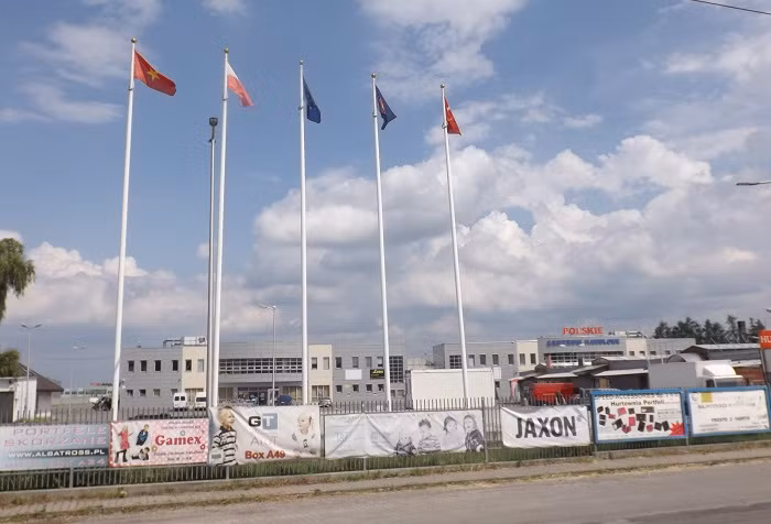 Trung tâm thương mại Polskie (Chợ đêm) của người Việt tại Vác-sa-va (Ảnh: tác giả cung cấp). Trung tâm thương mại Polskie (Chợ đêm) của người Việt tại Vác-sa-va (Ảnh: tác giả cung cấp).