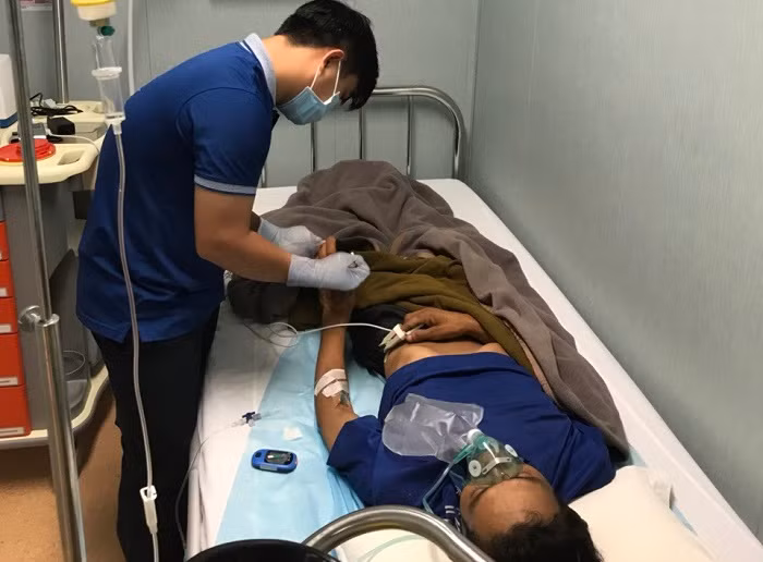 Bác sĩ trên giàn thực hiện sơ cấp cứu ngay cho nạn nhân. Bác sĩ trên giàn thực hiện sơ cấp cứu ngay cho nạn nhân.