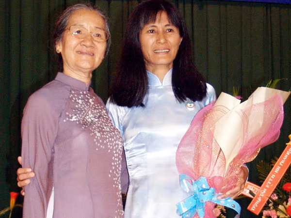 Nhà giáo ưu tú Nguyễn Thị Thanh Nhị (bên phải) tận tụy truyền dạy kiến thức cho học sinh (Ảnh: tác giả cung cấp). Nhà giáo ưu tú Nguyễn Thị Thanh Nhị (bên phải) tận tụy truyền dạy kiến thức cho học sinh (Ảnh: tác giả cung cấp).