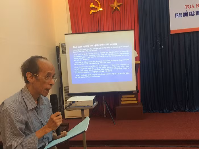 Ông Đỗ Quốc Quang – nguyên Viện phó Viện công nghệ, Bộ Công thương chia sẻ nghiên cứu và sản xuất tấm lợp không sử dụng Amiang tại Việt Nam. Ông Đỗ Quốc Quang – nguyên Viện phó Viện công nghệ, Bộ Công thương chia sẻ nghiên cứu và sản xuất tấm lợp không sử dụng Amiang tại Việt Nam.