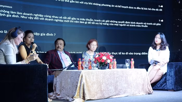 Bà Trần Uyên Phương, Phó tổng Giám Đốc Tập đoàn Tân Hiệp Phát chia sẻ tại sự kiện Kết nối giao thương. Bà Trần Uyên Phương, Phó tổng Giám Đốc Tập đoàn Tân Hiệp Phát chia sẻ tại sự kiện Kết nối giao thương.