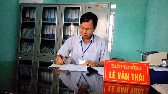 Anh Lê Văn Thái - hiệu trưởng Trường trung học cơ sở xã Xuân Phương (Ảnh: tác giả cung cấp).