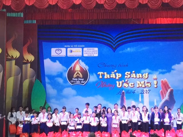 Phó Chủ Tịch Thường trực Quốc hội Tòng Thị Phóng trao quà và học bổng đến các em học sinh nghèo vượt khó tại Bến Tre. Phó Chủ Tịch Thường trực Quốc hội Tòng Thị Phóng trao quà và học bổng đến các em học sinh nghèo vượt khó tại Bến Tre.