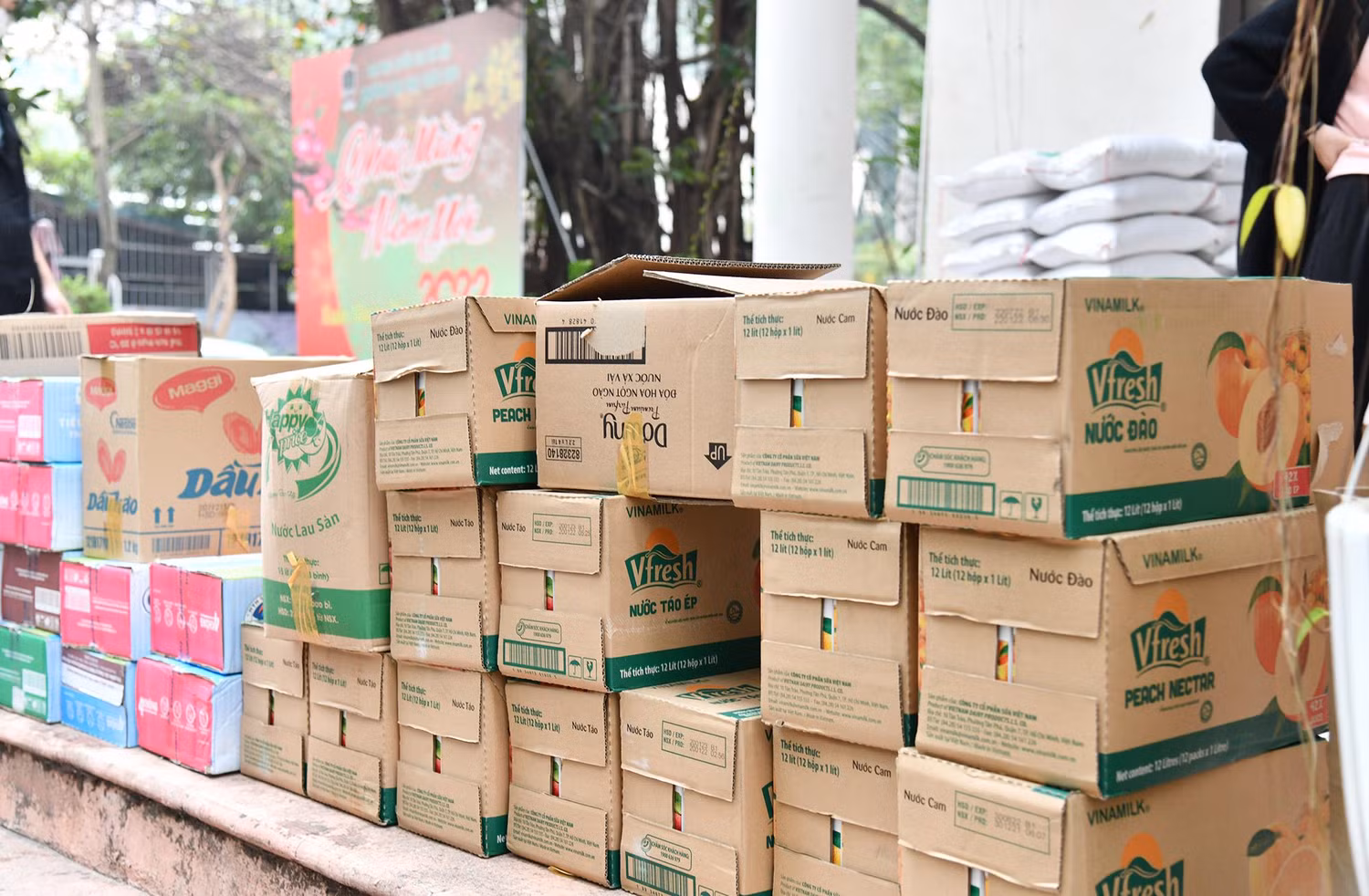 Toàn bộ đồ được Nhà trường đặt mua tại siêu thị, đáp ứng các tiêu chuẩn an toàn thực phẩm. Mỗi phần quà hỗ trợ thực phẩm gồm 10kg gạo, 20 quả trứng, 2 lít nước hoa quả ép, 1 lốc sữa tươi, 3 quả táo, 2 gói xúc xích và 1 hộp thịt. Ảnh: Trường Đại học Giáo dục Toàn bộ đồ được Nhà trường đặt mua tại siêu thị, đáp ứng các tiêu chuẩn an toàn thực phẩm. Mỗi phần quà hỗ trợ thực phẩm gồm 10kg gạo, 20 quả trứng, 2 lít nước hoa quả ép, 1 lốc sữa tươi, 3 quả táo, 2 gói xúc xích và 1 hộp thịt. Ảnh: Trường Đại học Giáo dục