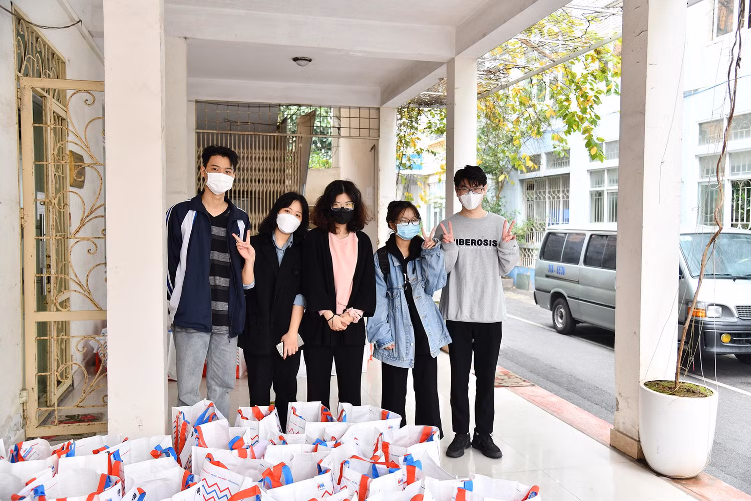 Lê Trần Mai Linh (thứ 2 bên trái) – sinh viên QH20219S Sư phạm Ngữ Văn – thành viên Tổ Sinh viên tình nguyện giám sát phòng Covid-19, tham gia hỗ trợ các bạn sinh viên mắc F0. (Ảnh: Trường Đại học Giáo dục) Lê Trần Mai Linh (thứ 2 bên trái) – sinh viên QH20219S Sư phạm Ngữ Văn – thành viên Tổ Sinh viên tình nguyện giám sát phòng Covid-19, tham gia hỗ trợ các bạn sinh viên mắc F0. (Ảnh: Trường Đại học Giáo dục)