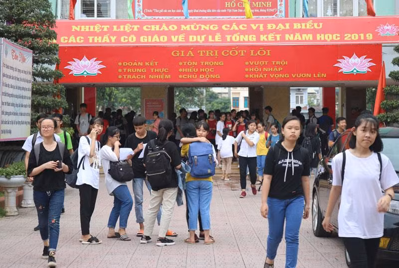Thi vào lớp 10 trường trung học phổ thông chuyên Hoàng Văn Thụ năm học 2019-2020 (Ảnh: Báo Hòa Bình)
