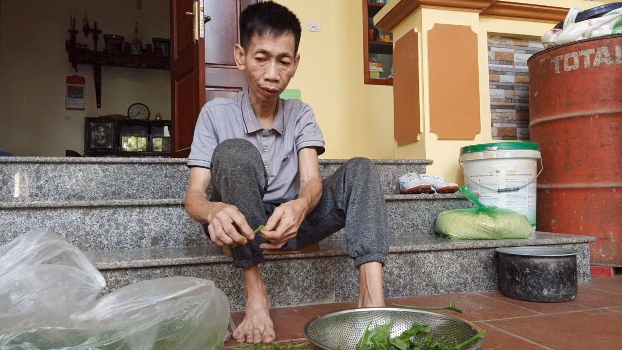 Gia đình ông Nguyễn Cát dù không khá giả nhưng vẫn luôn dang rộng vòng tay để nhận nuôi đứa cháu tội nghiệp. (Ảnh: Mạnh Đoàn)