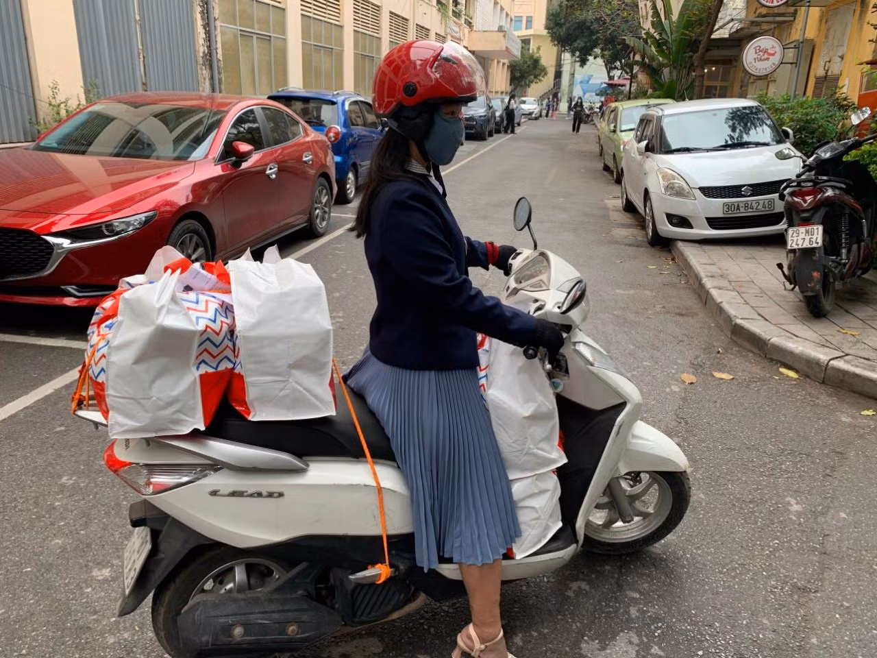 Sau giờ giảng, nhiều thầy, cô tranh thủ mang đồ gửi đến sinh viên, với hy vọng túi quà nhỏ và tình cảm quan tâm của thầy/cô sẽ được đến với các em một cách nhanh nhất. Sau giờ giảng, nhiều thầy, cô tranh thủ mang đồ gửi đến sinh viên, với hy vọng túi quà nhỏ và tình cảm quan tâm của thầy/cô sẽ được đến với các em một cách nhanh nhất.