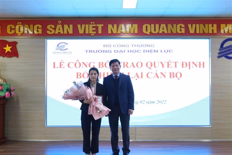 Phó giáo sư - Tiến sĩ Đinh Văn Châu trao quyết định và hoa cho viên chức được bổ nhiệm lại. Phó giáo sư - Tiến sĩ Đinh Văn Châu trao quyết định và hoa cho viên chức được bổ nhiệm lại.