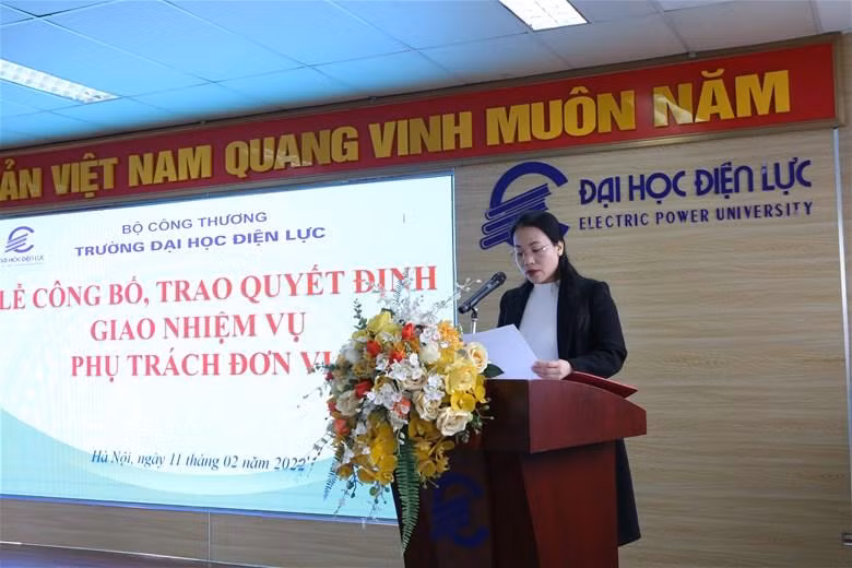 Thừa ủy quyền của Phó giáo sư - Tiến sĩ Đinh Văn Châu, Quyền Hiệu trưởng Nhà trường, Tiến sĩ Phùng Thị Xuân Bình – Trưởng phòng Tổ chức Cán bộ đọc quyết định về giao nhiệm vụ phụ trách đơn vị và quyết định bổ nhiệm lại. Thừa ủy quyền của Phó giáo sư - Tiến sĩ Đinh Văn Châu, Quyền Hiệu trưởng Nhà trường, Tiến sĩ Phùng Thị Xuân Bình – Trưởng phòng Tổ chức Cán bộ đọc quyết định về giao nhiệm vụ phụ trách đơn vị và quyết định bổ nhiệm lại.