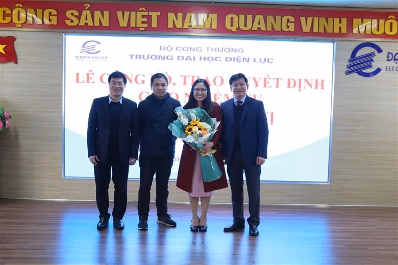 Lãnh đạo Nhà trường trao quyết định và hoa cho các viên chức được bổ nhiệm. Lãnh đạo Nhà trường trao quyết định và hoa cho các viên chức được bổ nhiệm.