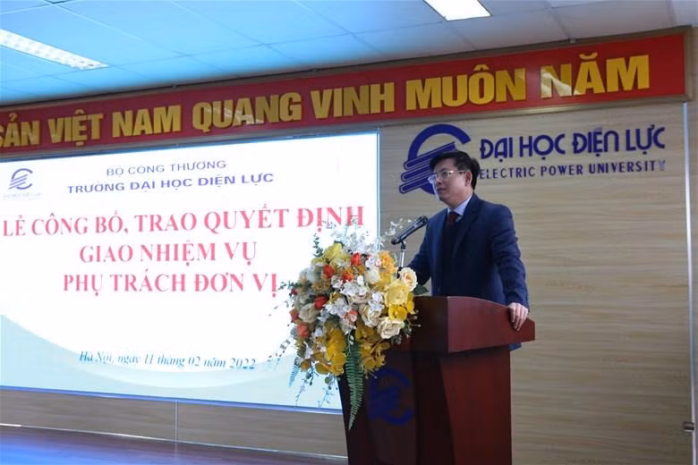 Phó giáo sư - Tiến sĩ Đinh Văn Châu phát biểu tại Lễ công bố và trao Quyết định về công tác cán bộ.. Phó giáo sư - Tiến sĩ Đinh Văn Châu phát biểu tại Lễ công bố và trao Quyết định về công tác cán bộ..