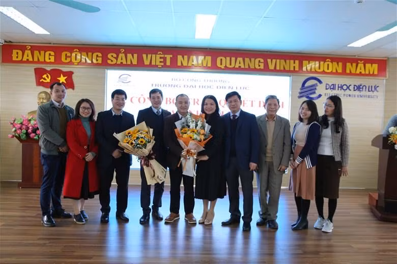 Lãnh đạo Nhà trường chụp ảnh lưu niệm cùng viên chức được bổ nhiệm. Lãnh đạo Nhà trường chụp ảnh lưu niệm cùng viên chức được bổ nhiệm.