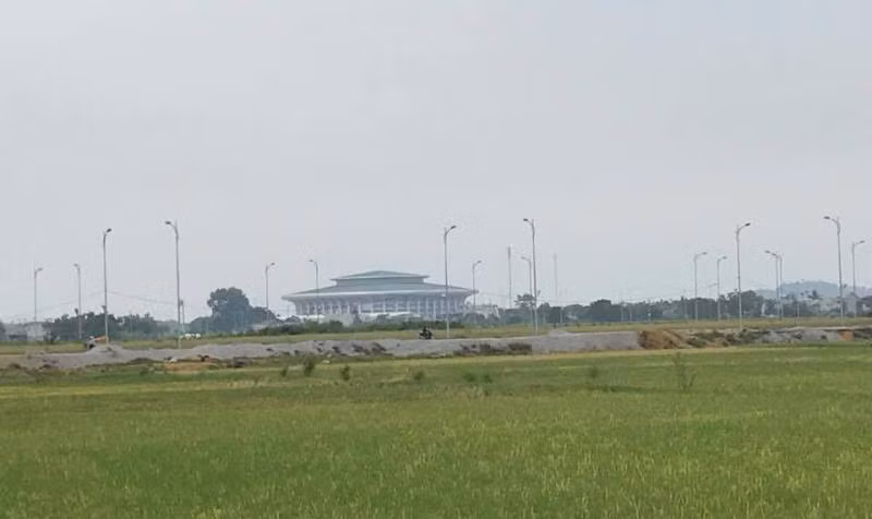 Nhà thi đấu nằm giữa cánh đồng, ít người qua lại khiến công trình có này lạnh lẽo và dễ xuống cấp nhanh hơn.