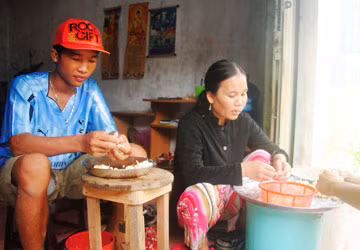 Hào Anh giúp mẹ lột tỏi thuê tại nhà riêng của mình ở phường 8, TP Cà Mau. Ảnh: TRẦN VŨ Hào Anh giúp mẹ lột tỏi thuê tại nhà riêng của mình ở phường 8, TP Cà Mau. Ảnh: TRẦN VŨ