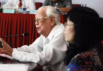 Ông Trần Trọng Tân, nguyên Ủy viên Trung ương Đảng, nguyên Trưởng ban Tư tưởng-Văn hóa Trung ương, đề nghị HP cần ghi rõ địa chỉ chịu trách nhiệm của Đảng trước nhân dân đối với việc thực hiện Điều 4. Ảnh: NN