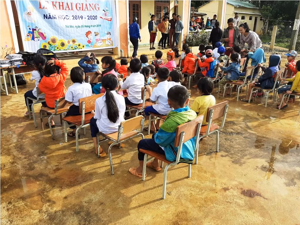 Các em ngồi ngay ngắn chuẩn bị cho lễ khai giảng.