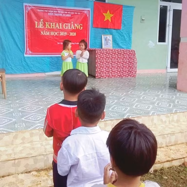 Lễ khai giảng không thiếu những tiết mục văn nghệ do các em nhỏ thể hiện.
