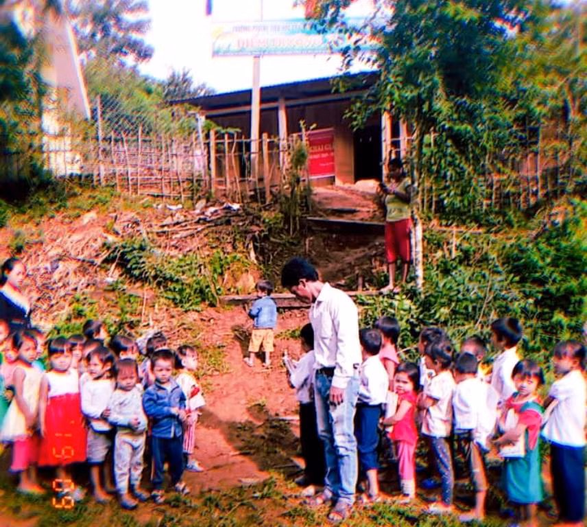 Lễ khai giảng chỉ có thầy và những học sinh.