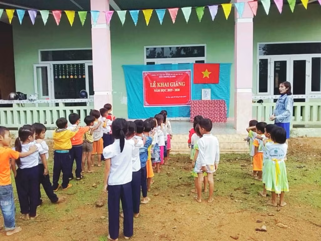 Lễ khai giảng đơn sơ ở nơi "thâm sơn cùng cốc".