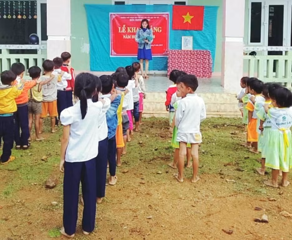 Nhiều em đến trường khai giảng với đôi chân trần.