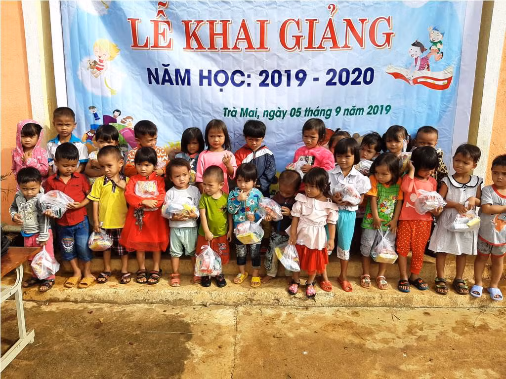 Phần thưởng cho những học sinh mầm non là các bịch kẹo bánh được thầy cô chuẩn bị sẵn.
