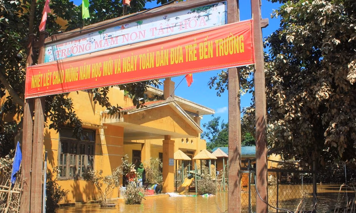 Trường mầm non Tân Hóa vẫn còn ngập nước ở sân.