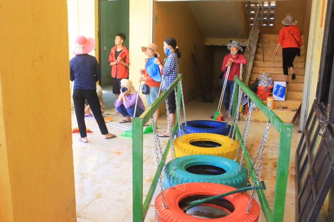Nhiều cô giáo đến trường dọn lũ trong khi nhà cửa của họ sau cơn lũ vẫn chưa kịp dọn dẹp.