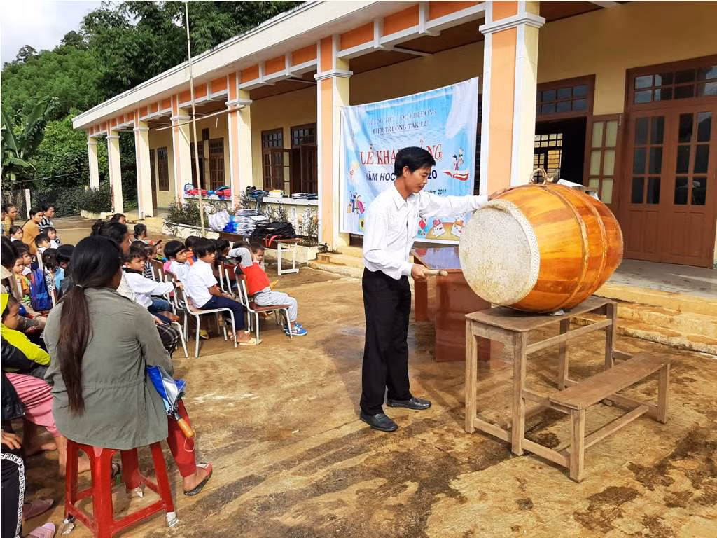 Tiếng trống trường báo hiệu năm học mới vang lên giữa núi rừng.