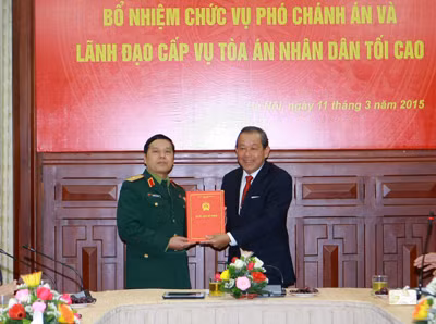 Ông Trương Hòa Bình trao quyết định bổ nhiệm cho ông Nguyễn Văn Hạnh. ảnh: vgp.