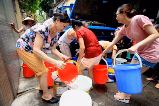 Hình ảnh người dân Thủ đô phải chạy ngược chạy xuôi tìm nước trong mùa hè đã quá quen thuộc. ảnh: LDTD. Hình ảnh người dân Thủ đô phải chạy ngược chạy xuôi tìm nước trong mùa hè đã quá quen thuộc. ảnh: LDTD.