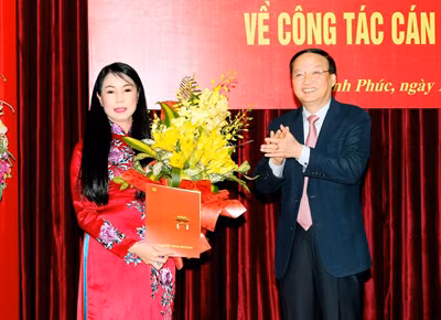 Ông Tô Huy Rứa trao quyết định của Bộ Chính trị cho bà Hoàng Thị Thúy Lan. ảnh: Báo Vĩnh Phúc. Ông Tô Huy Rứa trao quyết định của Bộ Chính trị cho bà Hoàng Thị Thúy Lan. ảnh: Báo Vĩnh Phúc.