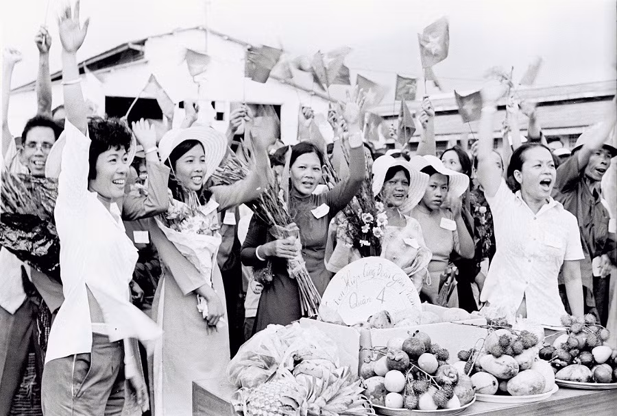Phụ nữ Quận 4 mang hoa quả đặt trên hè phố để tặng bộ đội vào giải phóng thành phố.